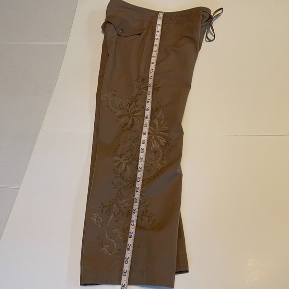 Floral Embroidered Capri - Picture 3 of 7
